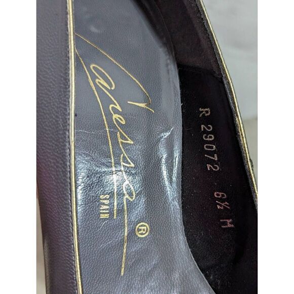 Caressa Women's Gray Leather Gold Chain Trim and Black 3"Heel Pump Size 6.5M - Picture 4 of 9